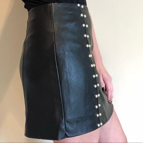Forever 21 contemporary black leather skirt - Picture 2 of 5